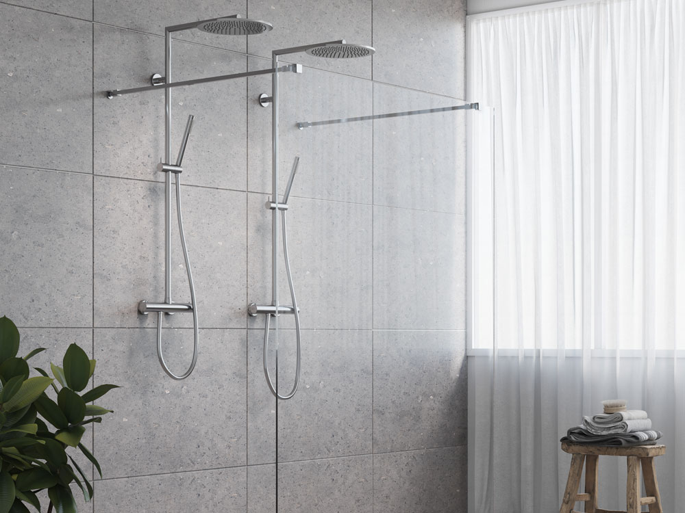 I et større baderom kan det passe perfekt å plassere en dusj inn mot veggen i stedet for i et hjørne. Løsningen kjennes eksklusiv, luftig og har plass til to.   Hvorfor ikke bygge opp dusjsonen på et platå for å få ytterligere fokus på dusjveggen? 