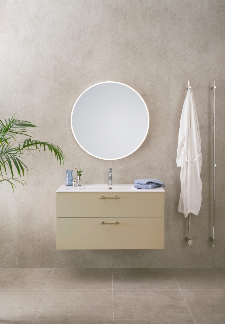 Beige servantskap med servant og speil med belysning