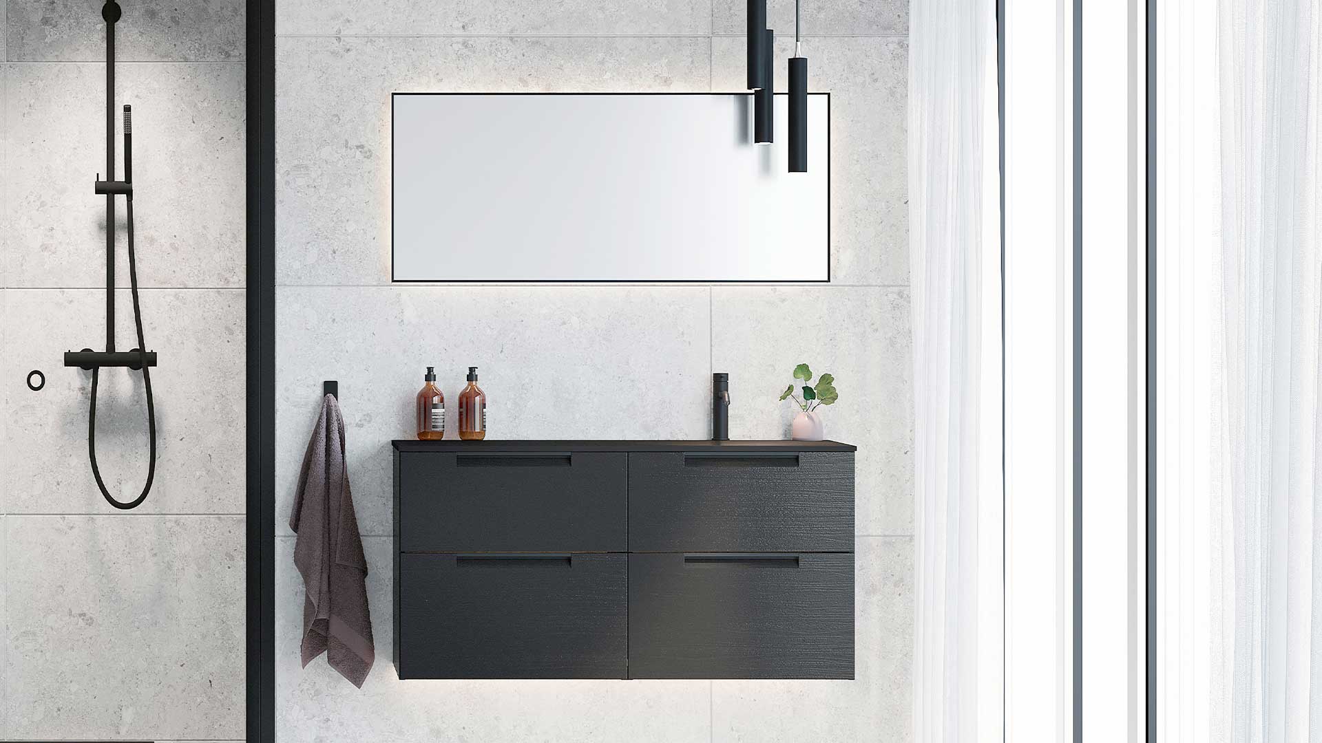 Avlangt speil med Ambilight og svart ramme kombinert med svart pendelbelysning på et stort, lyst bad.    